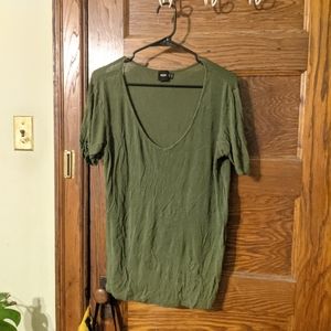 moss green everyday v-neck tee